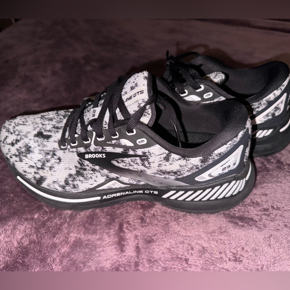 Brooks Adrenaline GTS 23 size 9